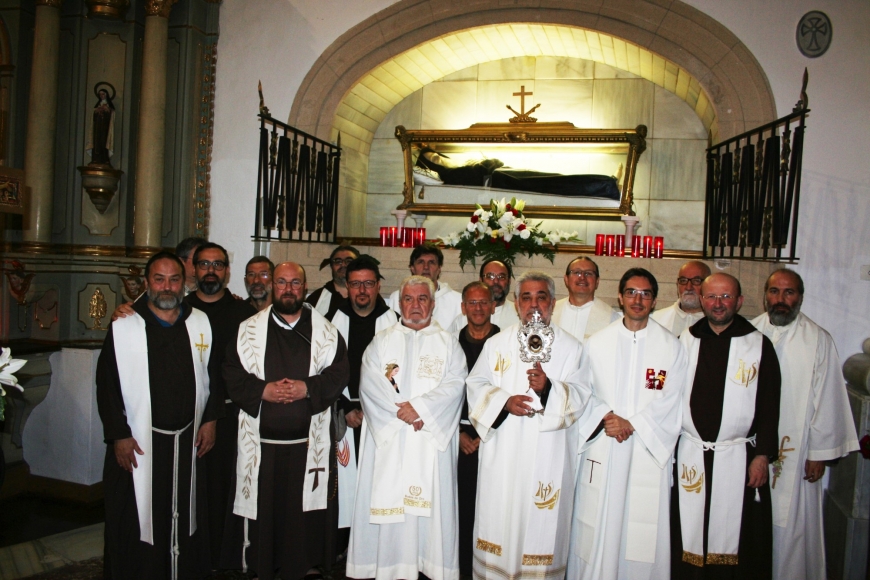 Pielgrzymi przy grobie św. Wawrzyńca z Brindisi